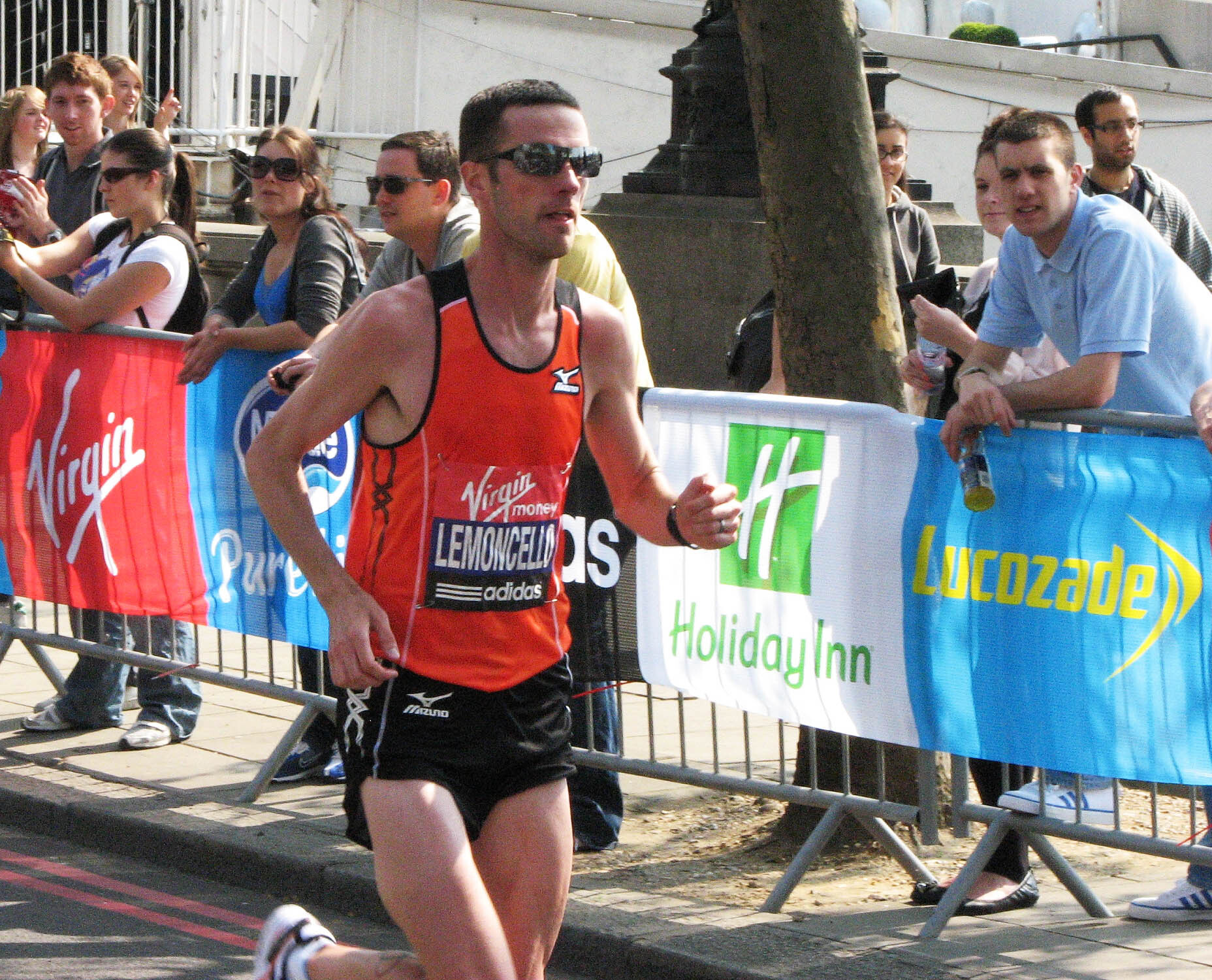 Andrew_Lemoncello,_London_Marathon_2011-foto-Wikipedia.jpg