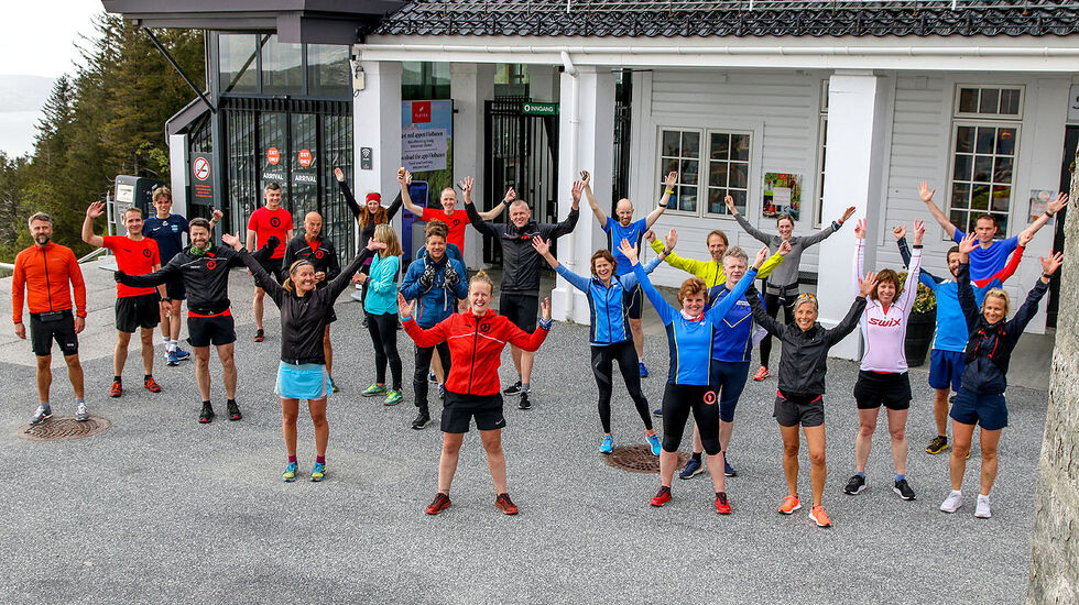 Slik må fellesbildet bli med smittevernrestriksjoner som krever 2 meter avstand mellom hver person. (alle foto: Arne Dag Myking)