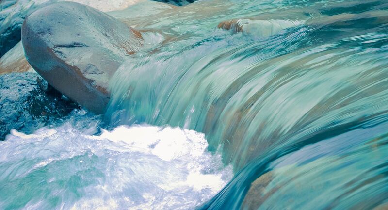 Illustrasjonsbilde av ei elv med høy vannføring