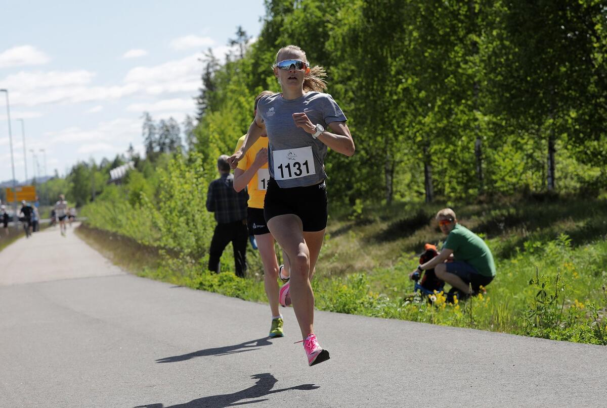 Ine Bakken fra Gular ble nummer to i kvinneklassen på 16:33.