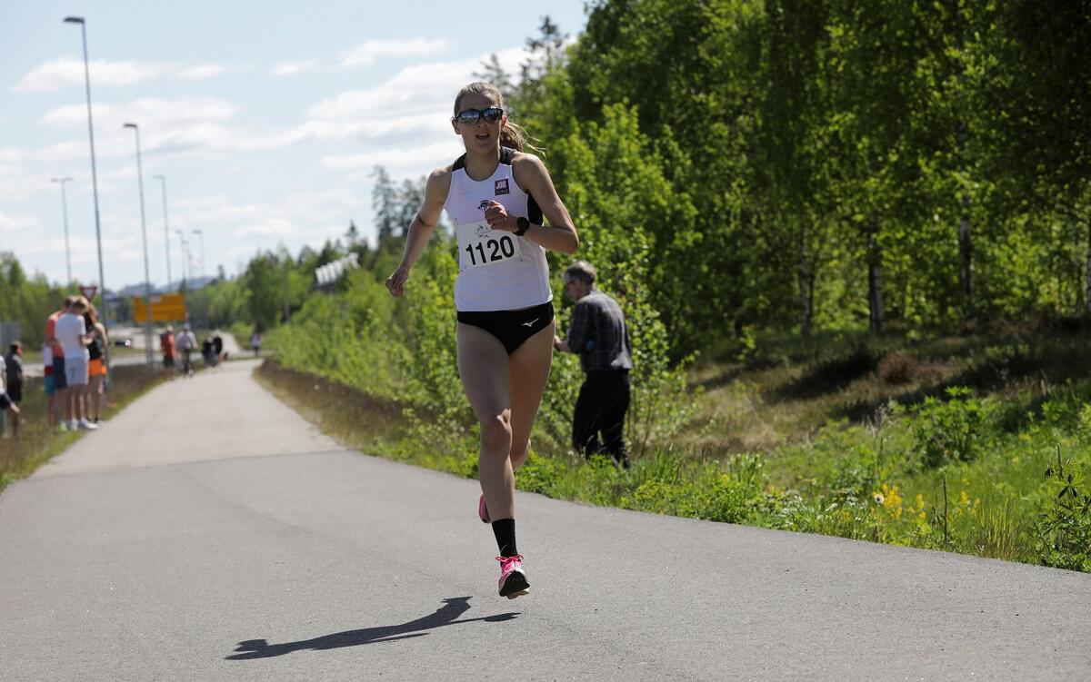 Sigrid Jervell Våg fra Tjalve vinner kvinneklassen på 16:20.
