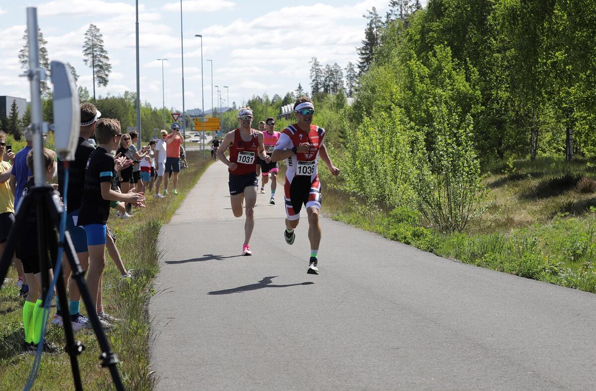 Kristian Blummenfelt vinner den intense spurten på 14.58.