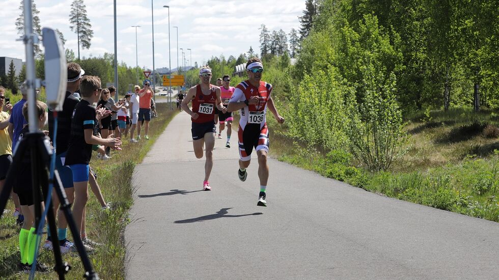 Kristian Blummenfelt vinner den intense spurten på 14.58. (Foto: Bjørn Hytjanstorp)