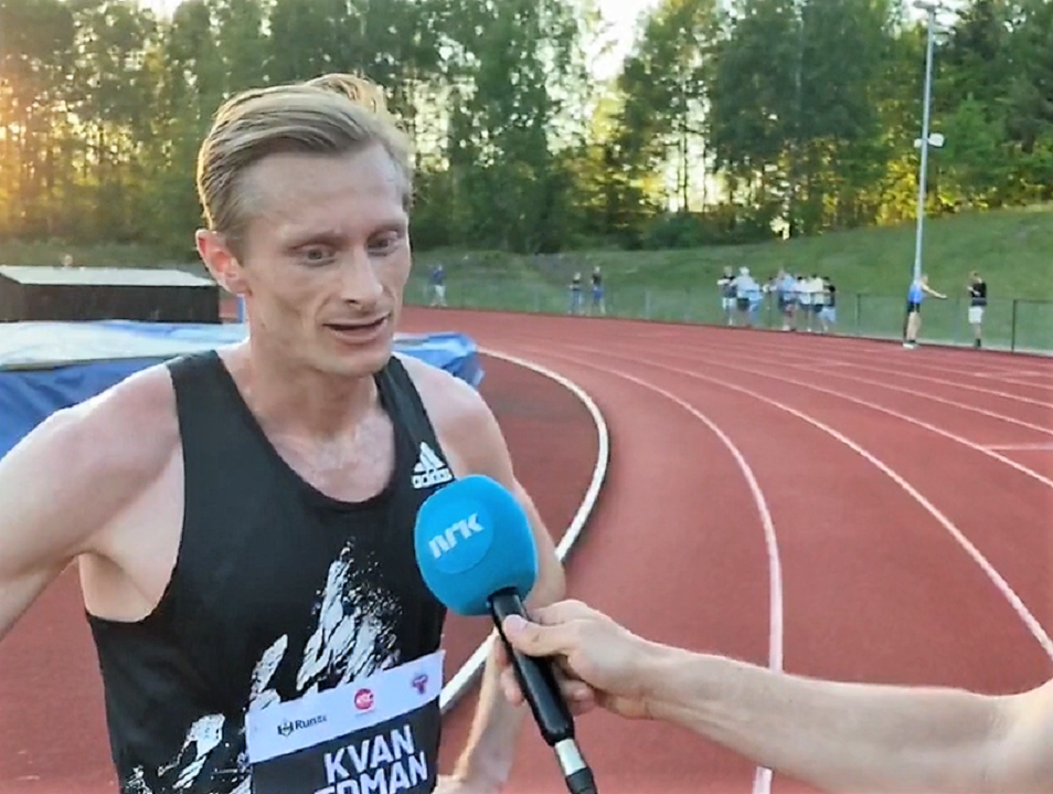 Ferdinand Kvan Edman intervjues av Jann Post i NRK's streaming av løpet i Tønsberg.