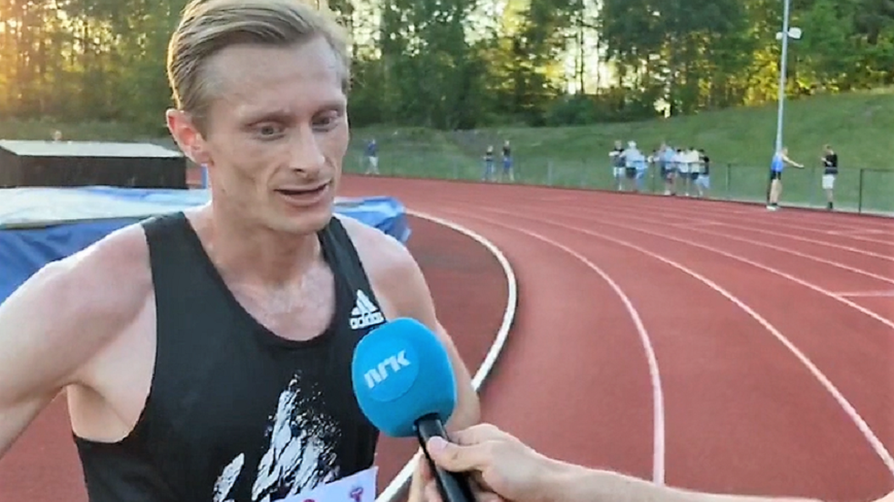 Ferdinand Kvan Edman intervjues av Jann Post i NRK's streaming av løpet i Tønsberg.