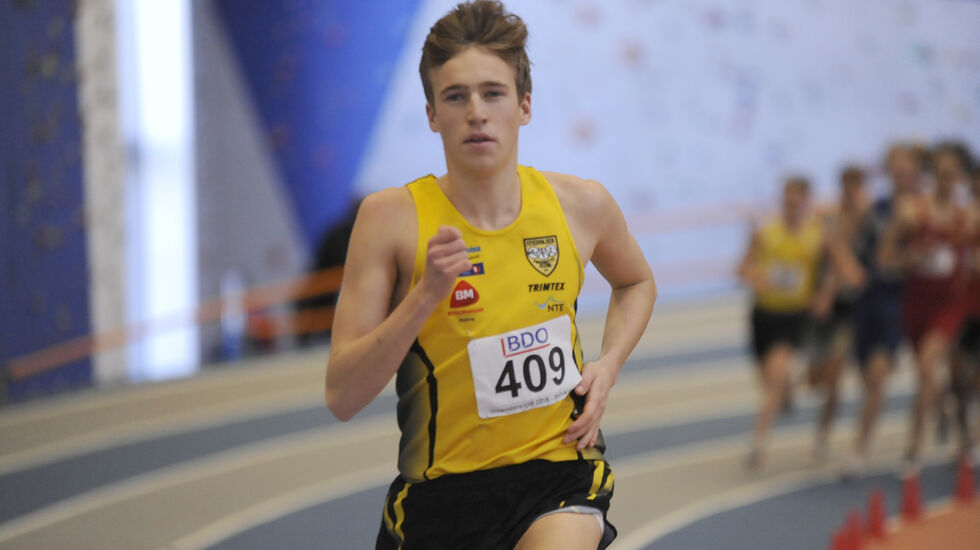 En av de som løper 3000 meter 9. juni er Mathias Flak som løp 5000 meter i Strandpromenaden 27. mai på 14:22. Bildet er fra UM 1500 meter innendørs på hjemmebane i Steinkjer 2018 der han vant suverent.