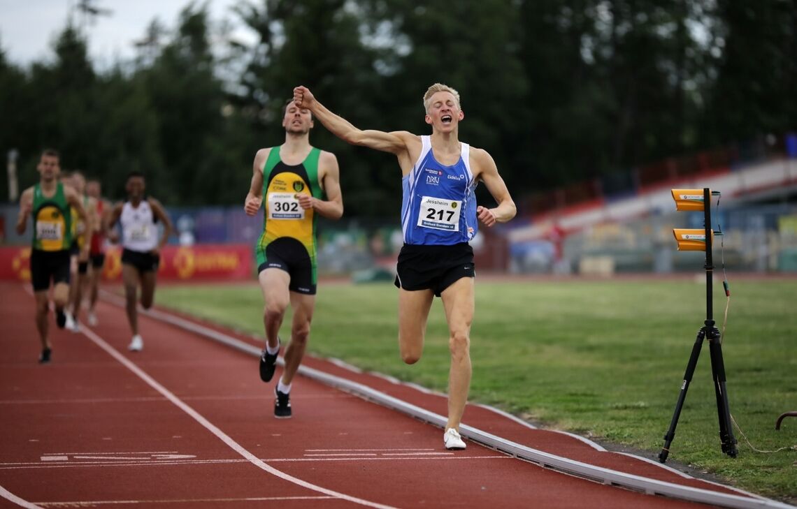 Even Brøndbo Dahl jubler etter å ha spurtslått Thomas Roth på 1500 meter. (Foto: Bjørn Hytjanstorp)