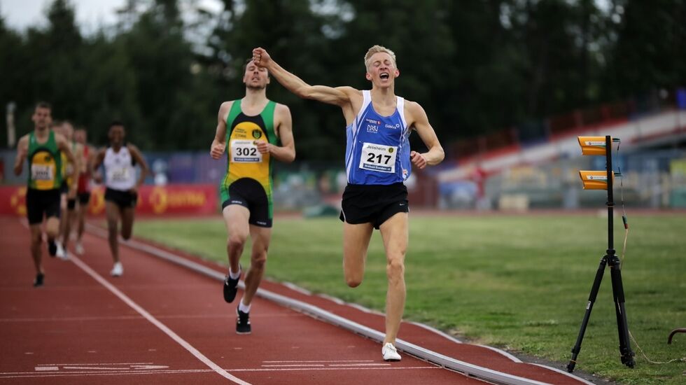Even Brøndbo Dahl jubler etter å ha spurtslått Thomas Roth på 1500 meter. (Foto: Bjørn Hytjanstorp)