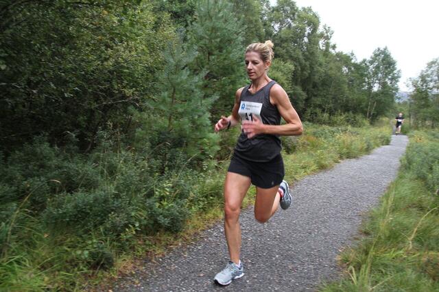 Fjorårsvinnaren på halvmaraton, Jodi Brautaset langs Rotary-stien på Hareid
