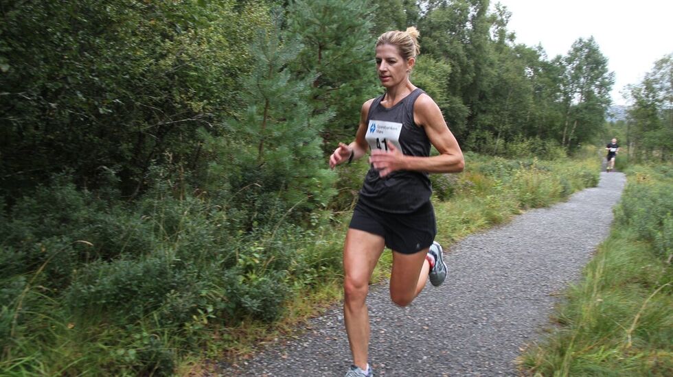 Fjorårsvinnaren på halvmaraton, Jodi Brautaset langs Rotary-stien på Hareid