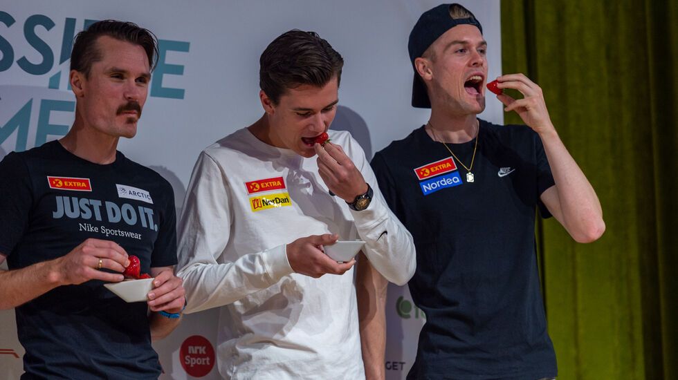 Onsdag ettermiddag spiste brødrene Ingebrigtsen jordbær. Torsdag kveld er de klare for å gjøre en innsats med piggskoene på Bislett stadion. (Foto: Samuel Hafsahl)