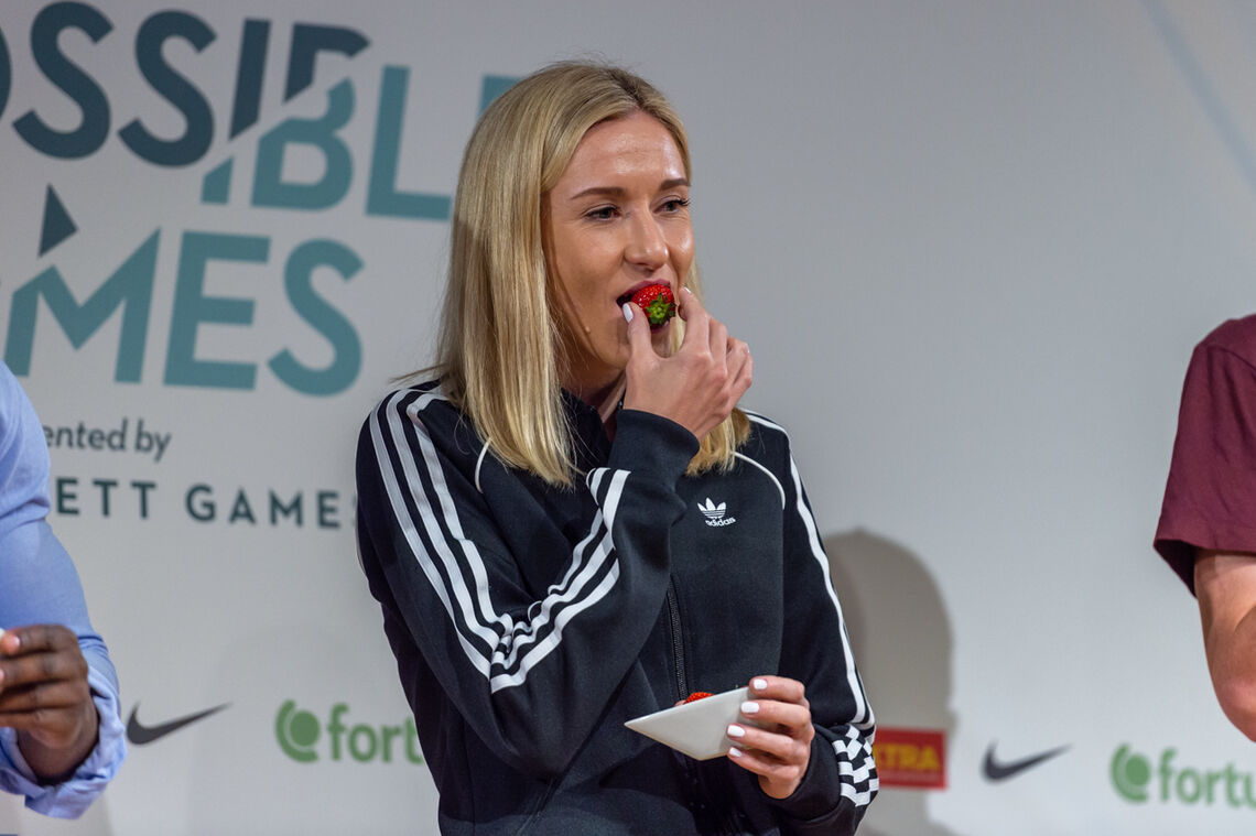 Onsdag ettermiddag kunne Karoline Bjerkeli Grøvdal spise jordbær. Men norsk rekord på 3000 m ser det ut som hun må vente litt med. (Foto: Samuel Hafsahl)