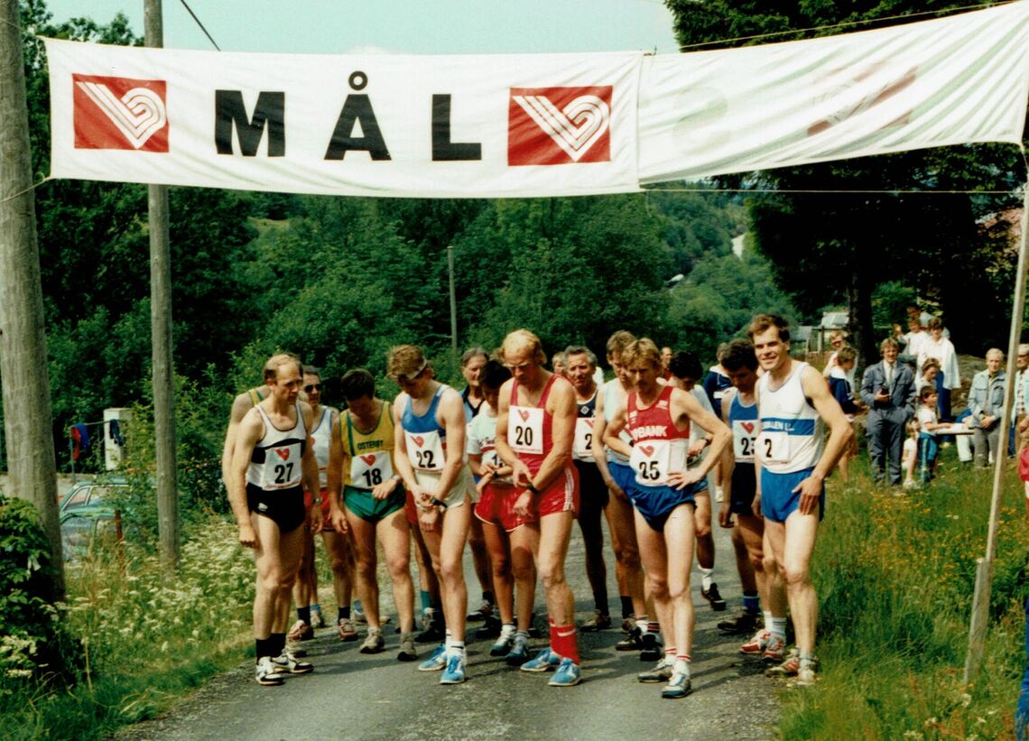 Før starten i 1987, då Norvald Langøy frå AKS-77 vann på 42,53. Norvald i raud singlet, blå shorts og startnr. 25.