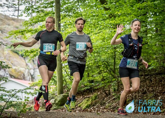 Fra venstre ser vi vinneren av halvmaraton for kvinner, Kine Gulliksen, deretter Markus Holm Gulliksen og Hanne Vigander (Foto:Morten Løvaas)