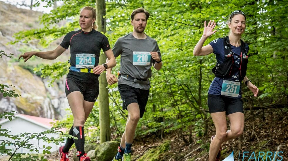 Fra venstre ser vi vinneren av halvmaraton for kvinner, Kine Gulliksen, deretter Markus Holm Gulliksen og Hanne Vigander (Foto:Morten Løvaas)