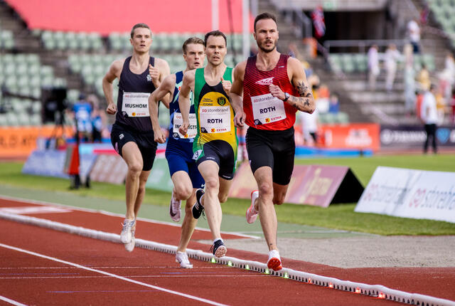 Filip Ingebrigtsen fikk god hjelp av både harer og lyshare på 1000 m. Her er det Andreas Roth som leder an på førsterunden. (Foto: Sylvain Cavatz)