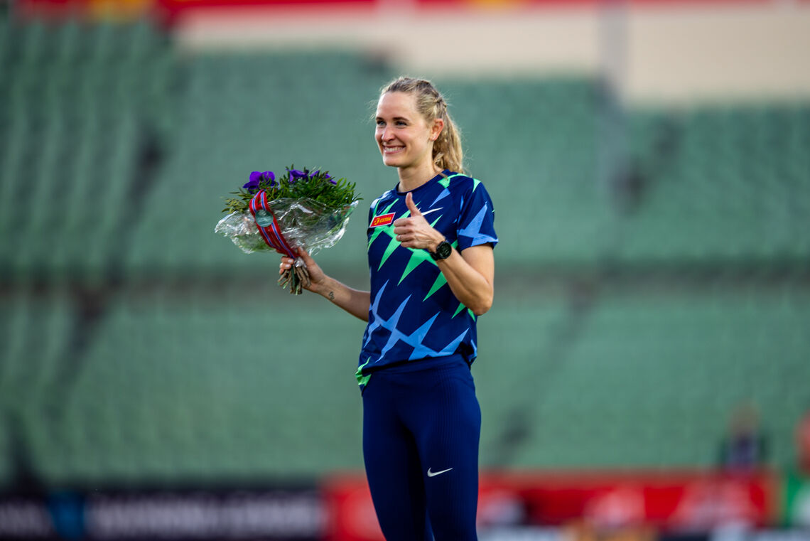 Hedda Hynne har konkurrert flittig i år. Her ser vi henne på pallen etter seieren på 600 m i Impossible Games. (Foto: Samuel Hafsahl)