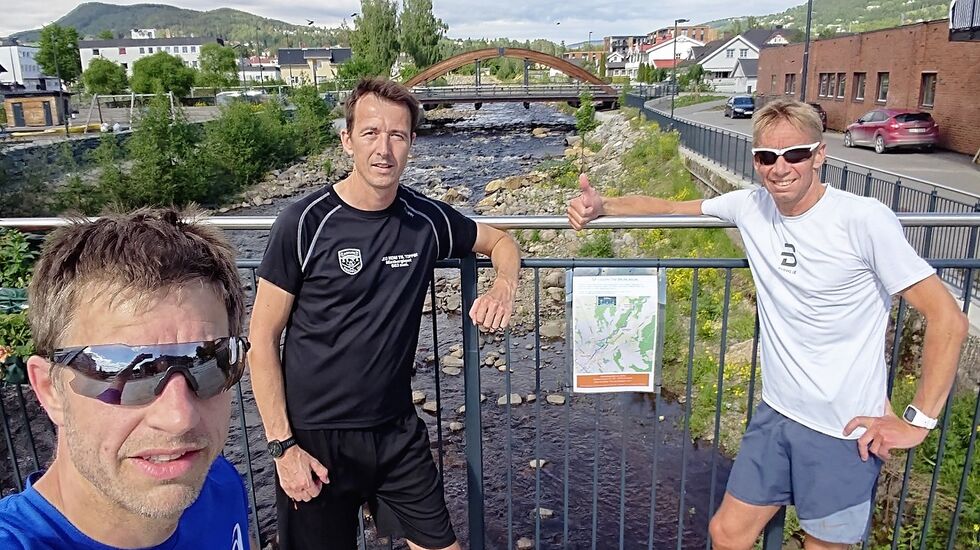 Thomas Pedersen (fra v.), Anders Fossum og Håkon Amb avtalte tidspunkt for en intern kamp langs Brumunda. (Foto: Thomas Pedersen)