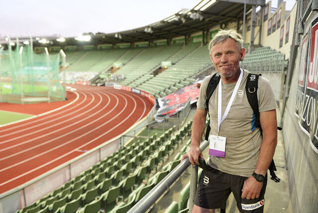 Pål Gunnar Mikkelsplass, som er Therese Johaug sin personlige trener, var fornøyd med sin elev etter innsatsen på Bislett torsdag kveld. (Foto: Bjørn Johannessen)