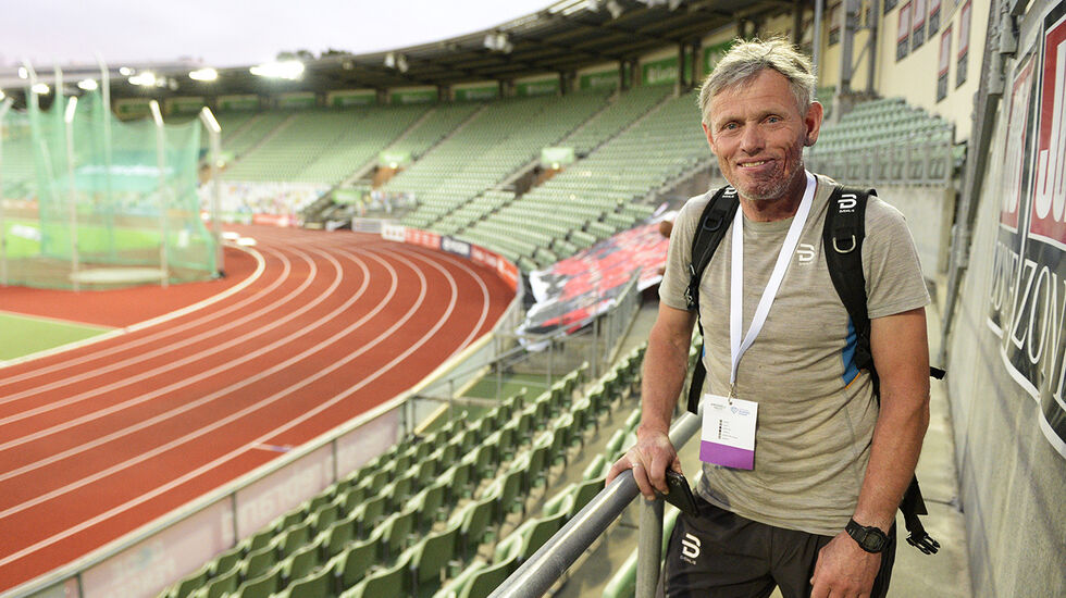 Pål Gunnar Mikkelsplass, som er Therese Johaug sin personlige trener, var fornøyd med sin elev etter innsatsen på Bislett torsdag kveld. (Foto: Bjørn Johannessen)
