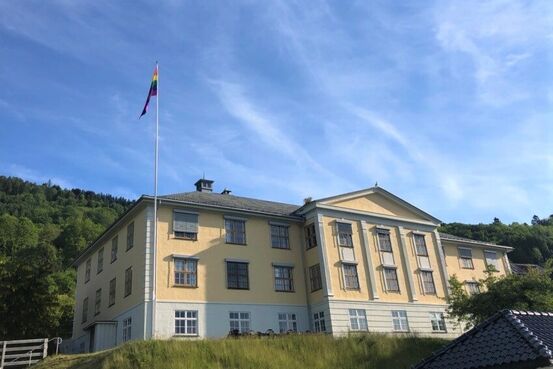 Regnbogeflagget ved tinghuset på Leikanger.