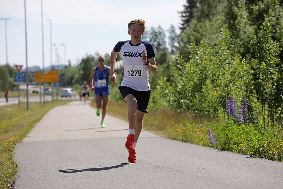 5 km  - 17-åringen Håkon Bratvold fra Ringerike spurter enn til fine 17 blank på 5 km.jpg