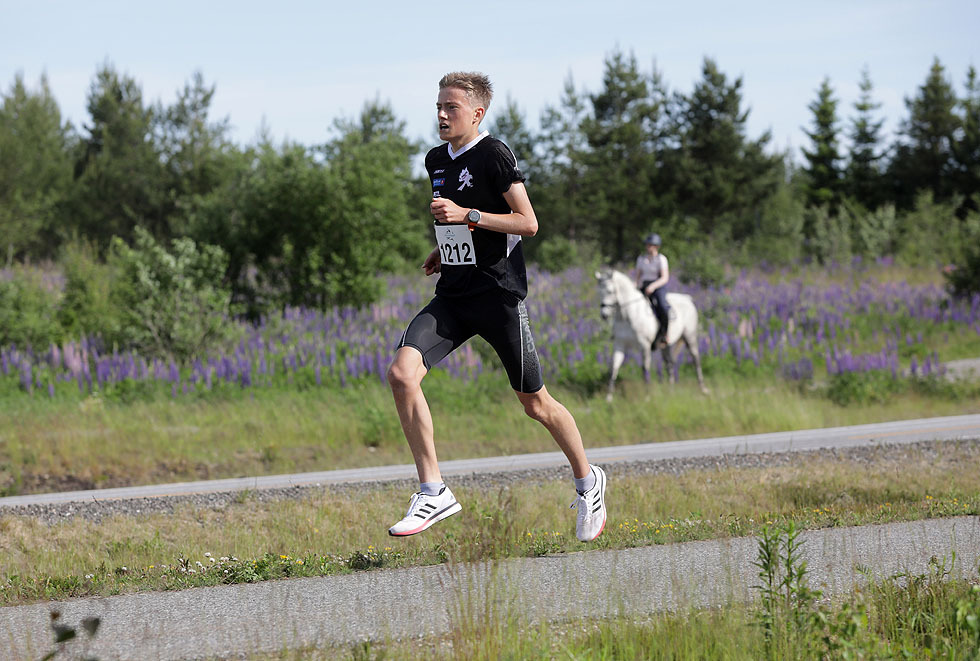 10 km - Cornelius Bjørk åpent best og løp fra alle - til og med hestene. Her etter drøye 6 km.jpg