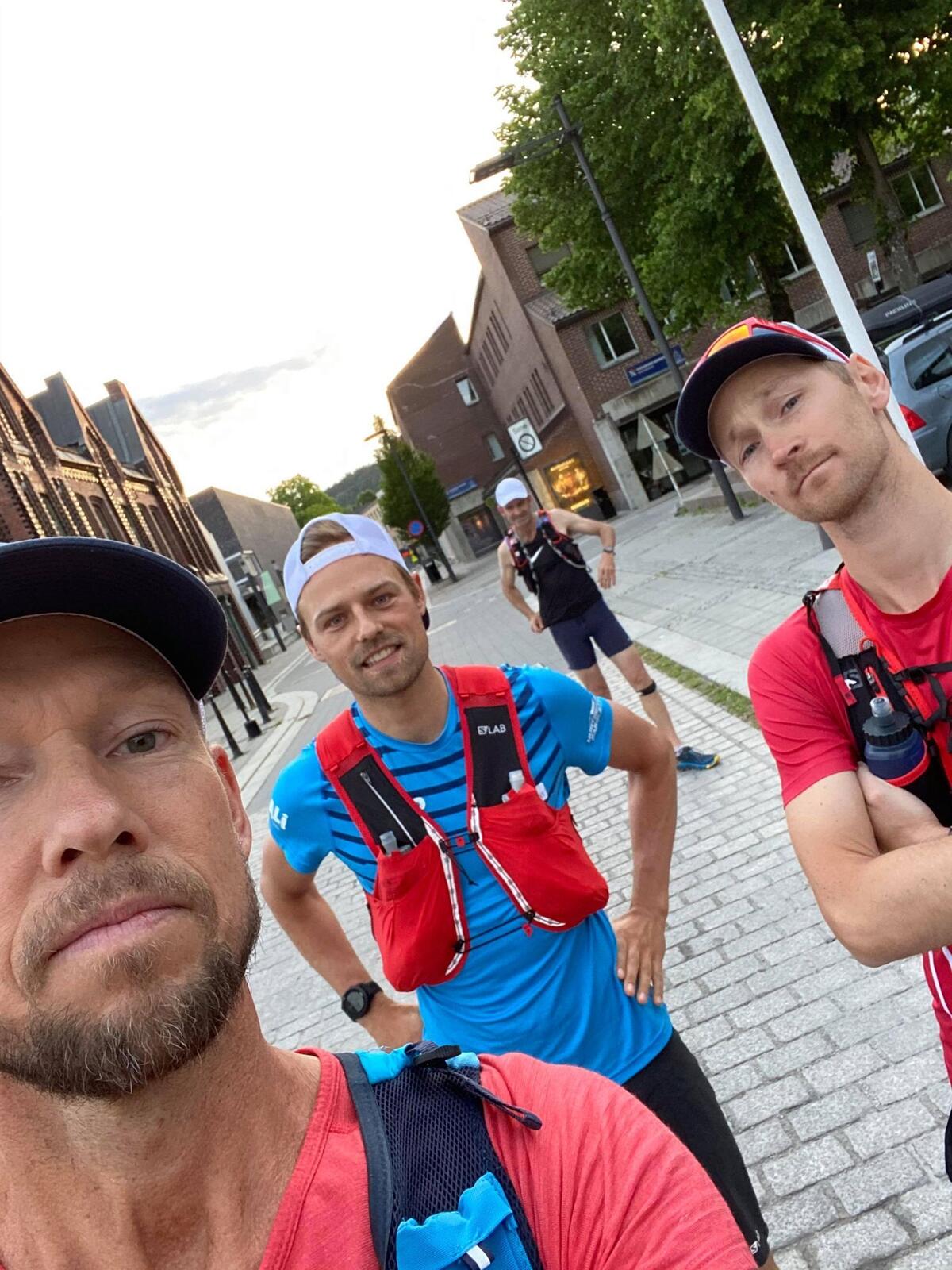 Skogvokter1_gjeter_flokken_til_utmarka