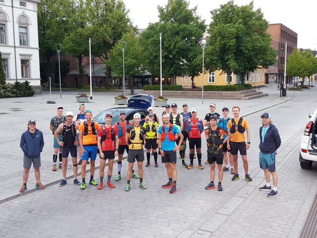 God stemning når 18 løpere står klar til start klokka 05 lørdag morgen. (Foto: Grenland Ultra Runners)