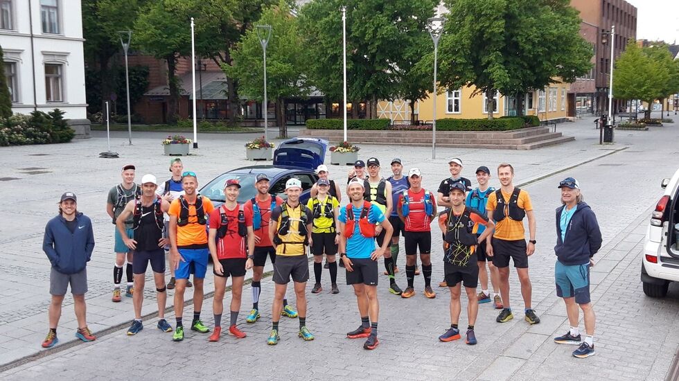 God stemning når 18 løpere står klar til start klokka 05 lørdag morgen. (Foto: Grenland Ultra Runners)