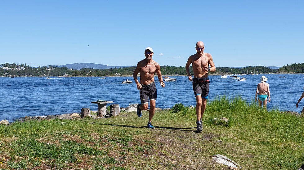 Langs fjorden: Sjølv om maratonforma ikkje har meldt seg, så har det vorti mange fine springturar i godt lag denne våren og sommaren. (Foto: privat) 