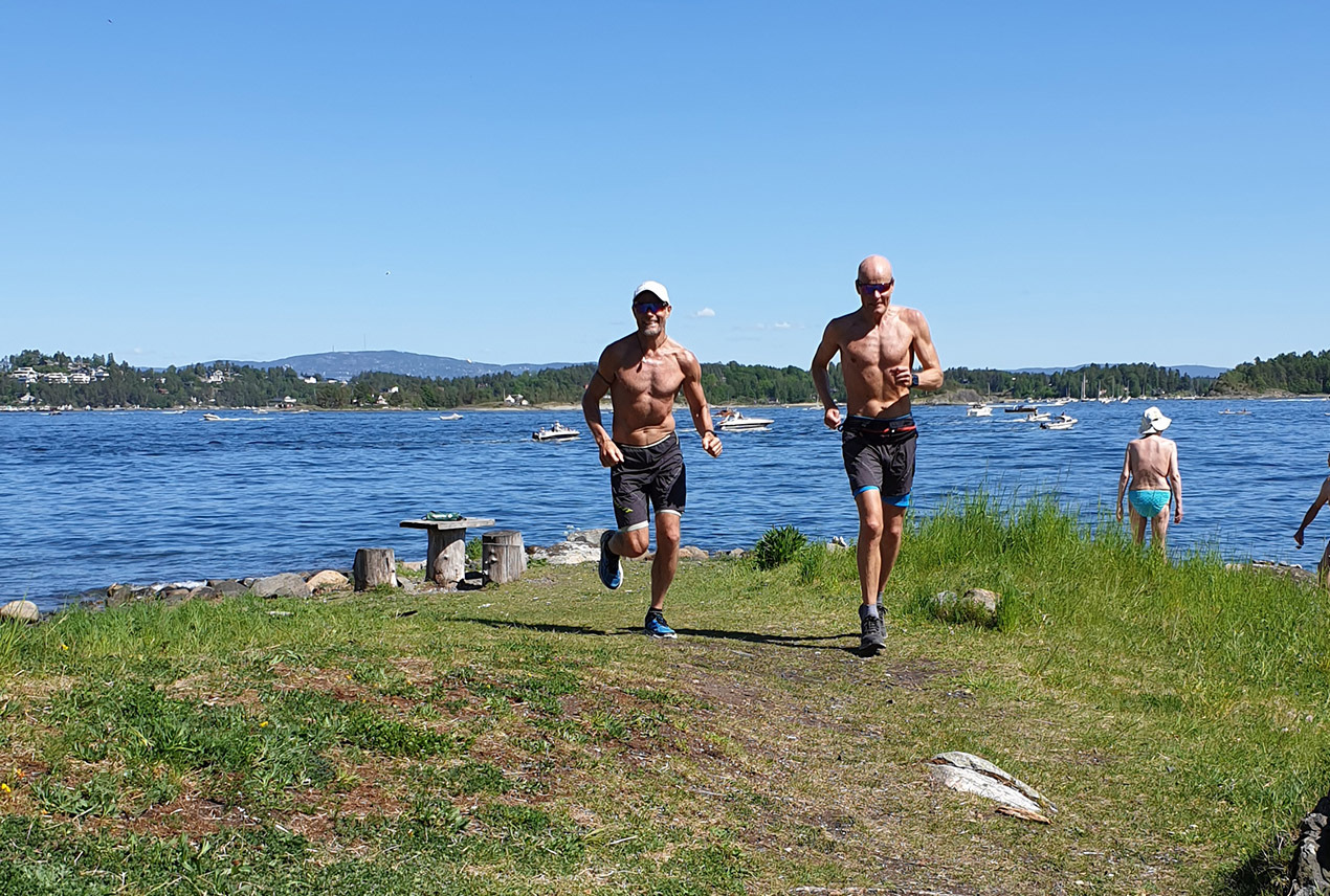 Langs fjorden: Sjølv om maratonforma ikkje har meldt seg, så har det vorti mange fine springturar i godt lag denne våren og sommaren. (Foto: privat)