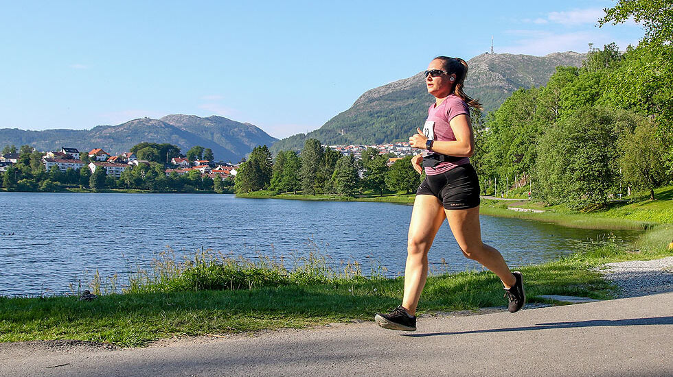 Ingrid Marie Johnsen var den raskeste kvinne rundt det idylliske Tveitevannet. (Alle foto: Arne Dag Myking).
