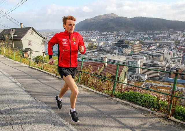 Marius Vedvik gjør unna en god del av treningsøktene i Fjellveien med fin utsikt over Bergen. (Foto: Arne Dag Myking)