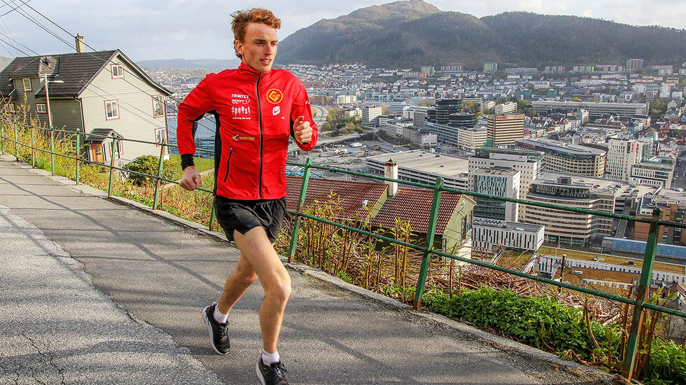 Marius Vedvik gjør unna en god del av treningsøktene i Fjellveien med fin utsikt over Bergen. (Foto: Arne Dag Myking)