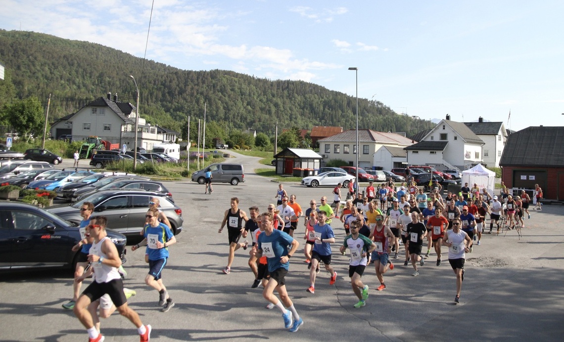 Starten på 10 km med 62 deltakere. Foto: Angelique Helset