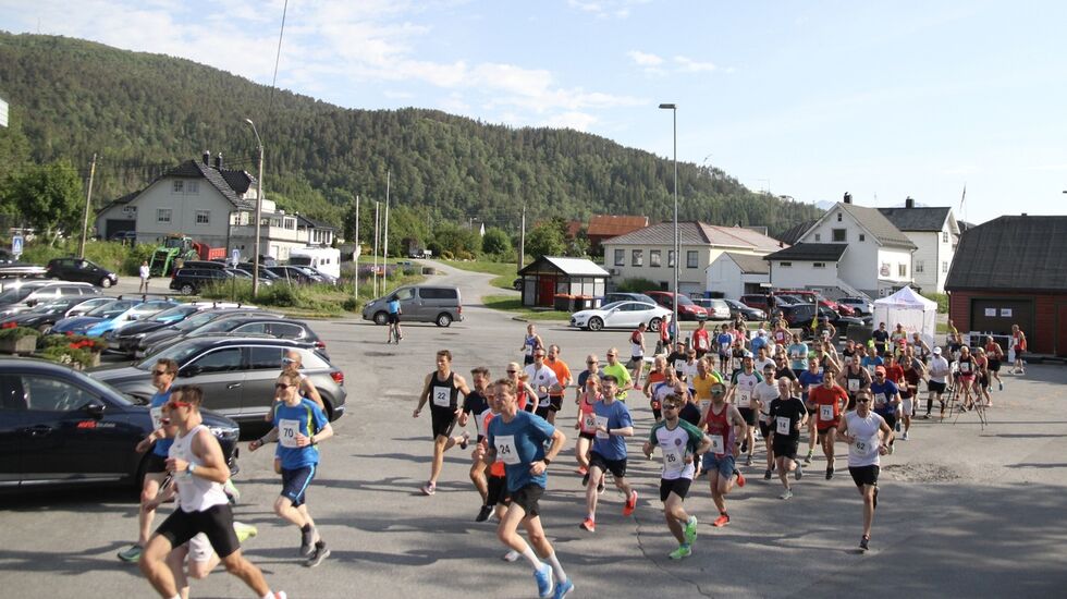 Starten på 10 km med 62 deltakere. Foto: Angelique Helset