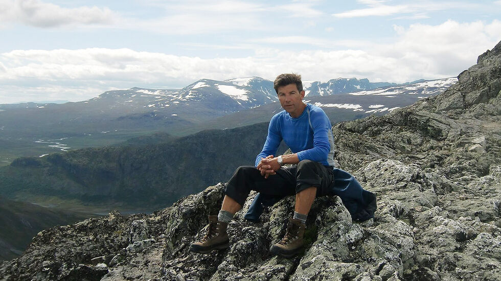 En naturens mann: Dag O. Hessen trives med å være i bevegelse ute, men han har heller ikke noe imot å sitte ned og nyte utsikten. (Foto: privat)
