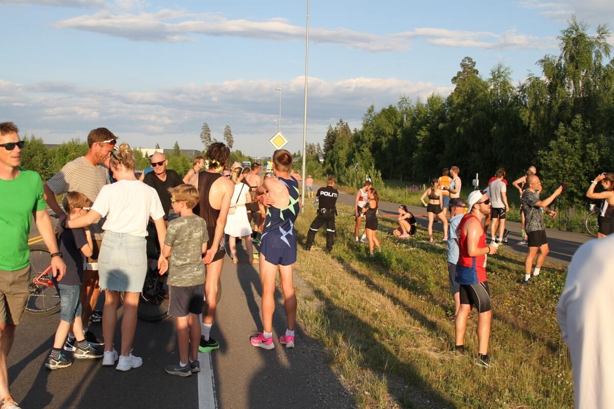 IMG_8001_Alle_koste_seg_i_kveldssola (1280x853)