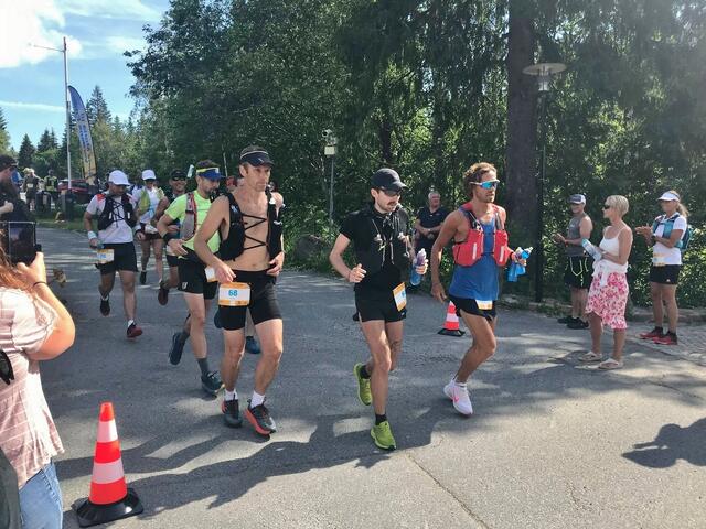 Startpulje 7 av 9 på 100 miles. Vi ser blant andre 68 Arne Nåtedal og 64 Patrick Stangebye. (Foto: Mona Kjeldsberg)