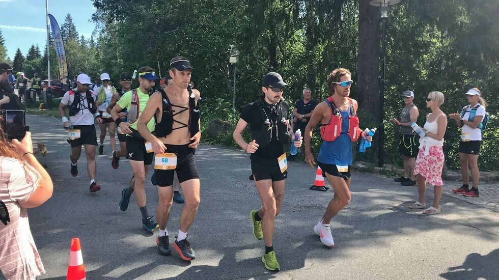 Startpulje 7 av 9 på 100 miles. Vi ser blant andre 68 Arne Nåtedal og 64 Patrick Stangebye. (Foto: Mona Kjeldsberg)