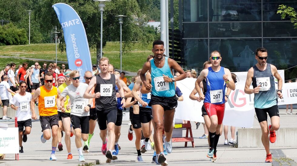 Starten for de 25 best seedede på fjorårets10 km da  Tjalves Seany Fissehatsion (201) satte ny løyperekord med 30:40. (Foto: Trond Hansen)