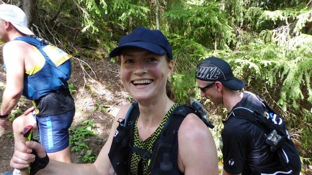 Annette Velde Sande smiler til fjorårets læremester - fotografen - på vei opp mot Kolsåstoppen lørdag formiddag. (Foto: Henning Lauridsen)