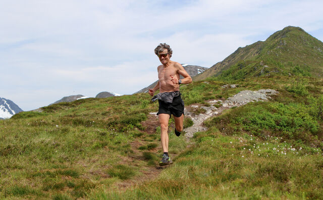 Ola Hovdenak i kjent stil en par km før mål. Foto: Stig Hole