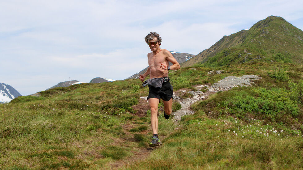 Ola Hovdenak i kjent stil en par km før mål. Foto: Stig Hole