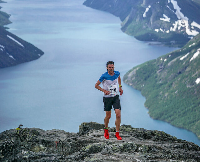Besseggløpet er bratt og spektakulært. Her er det herrevinner Kristoffer Haugen som klatrer oppover eggen. (Foto: Tore Martin Søbak Gundersen)