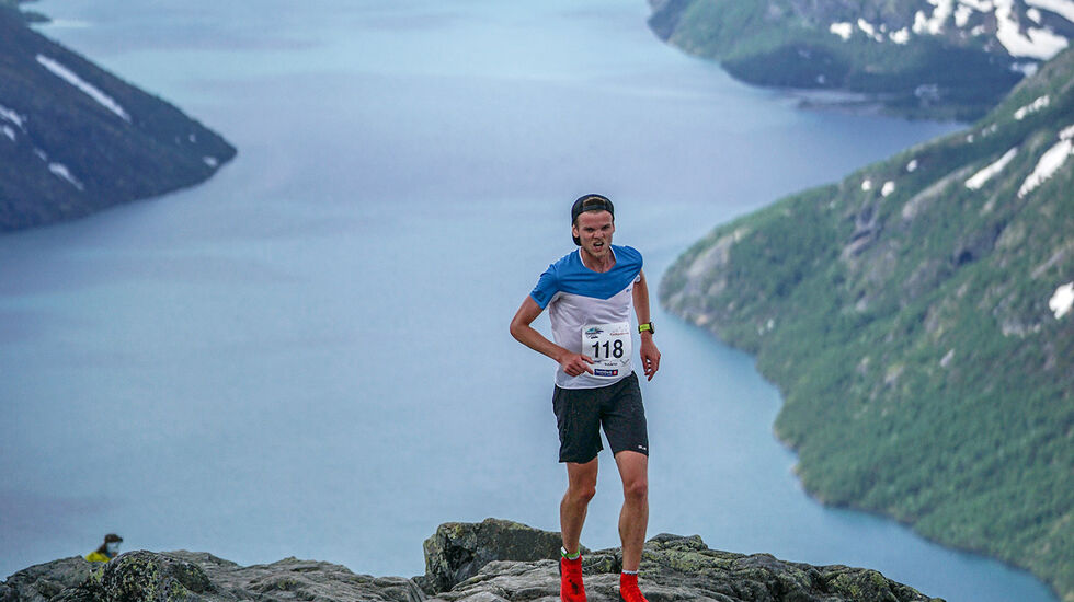 Besseggløpet er bratt og spektakulært. Her er det herrevinner Kristoffer Haugen som klatrer oppover eggen. (Foto: Tore Martin Søbak Gundersen) 