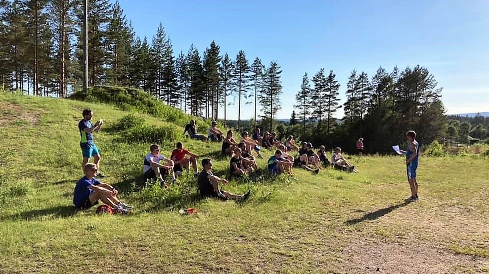 Vel halvparten av deltakerne som fullførte Stjernecupen koste seg i sola på skistadion i Stavåsen St. Hansaften. (Foto: Thomas Rønningen)