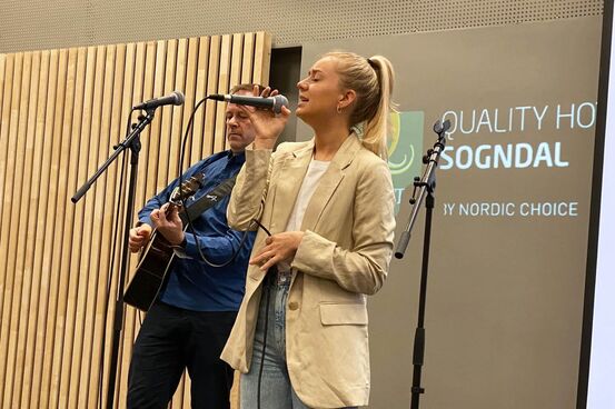 Gunn Marit Kvåle song på leiarsamlinga i kommunen. Inge Ronny Kvåle på gitar.