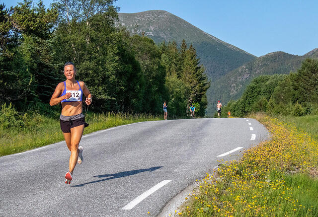 Marit Bjerkeli tok seg tid til å nyte de flotte omgivelsene, men ikke mer enn at hun vant 5 kilometeren. (Foto: Karl Gustav Hetland)
